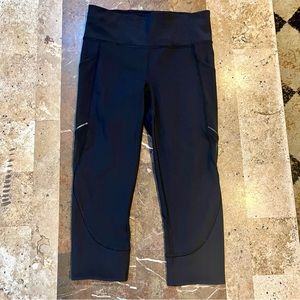 Women’s SZ 6 LULULEMON BLACK WIDE WAISTBAND CROPPED WITH MESH INSERTS LEGGINGS